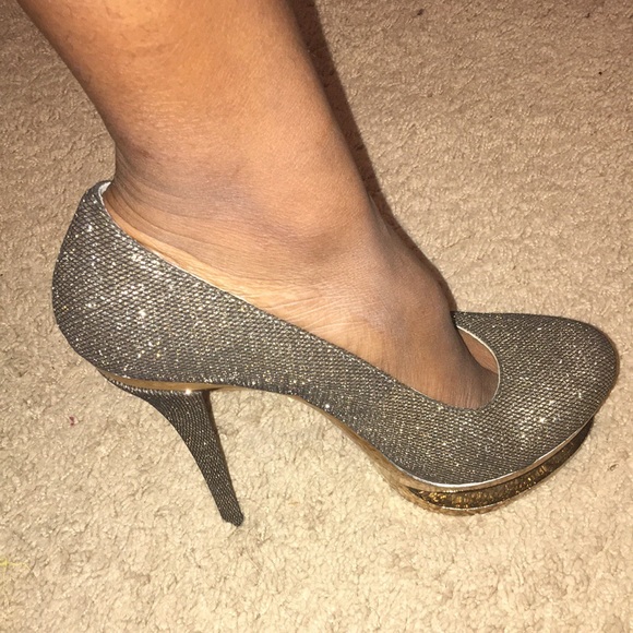 Shoes - Shimmery gold pumps Size 9